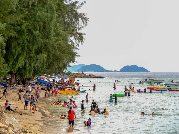 Turisti che camminano e giocano sulla spiaggia di Nang Rum Beach . — Foto Stock
