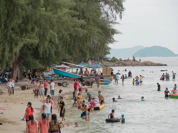 Туристы гуляющие и играющие на пляже в Нанг Рам Бич . — стоковое фото