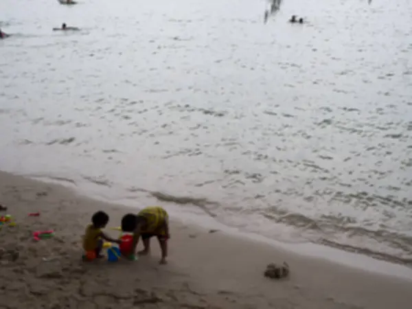 Homályos képek a gyerekek játszanak a strand. — Stock Fotó