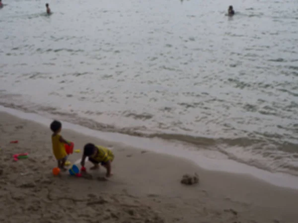 Homályos képek a gyerekek játszanak a strand. — Stock Fotó