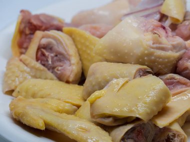 çiğ tavuk fileto ile kase.