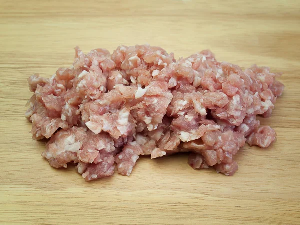 Carne de cerdo picada, poner en el suelo de madera —  Fotos de Stock