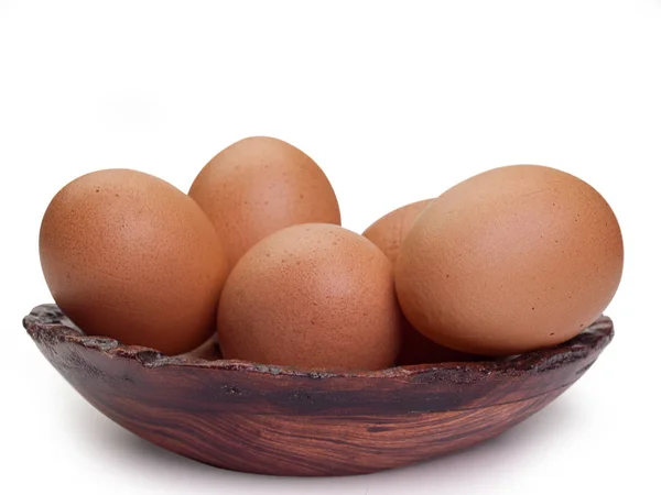 Huevos de pollo en un tazón de madera —  Fotos de Stock