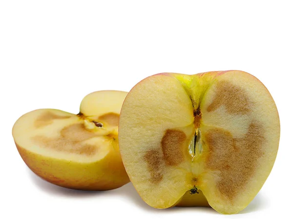 Гнилые яблочные фрукты. (вырезка пути ) — стоковое фото