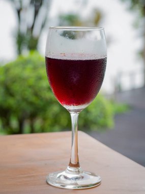  kırmızı şarap cam denize karşı.