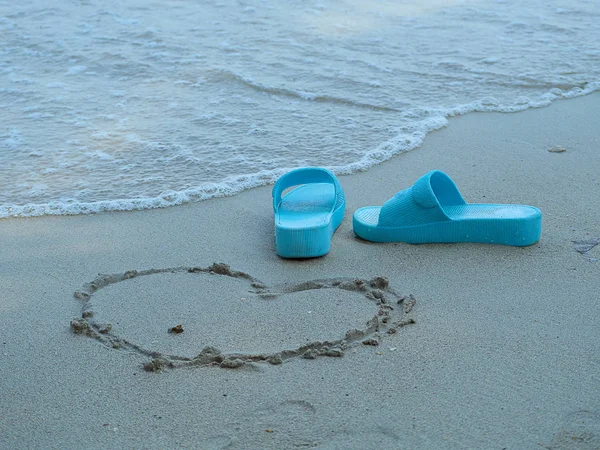 Flip flops , on a sandy ocean beach. — Stock Photo, Image