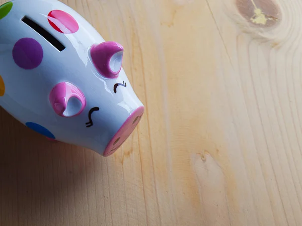 Piggy bank, zet op houten vloer. — Stockfoto
