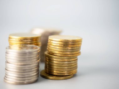 Bozuk para yığınları beyaz arkaplanda.