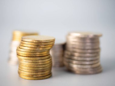 Bozuk para yığınları beyaz arkaplanda.