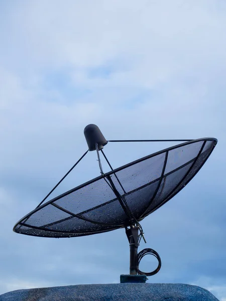 Satelliet schotels communicatienetwerk technologie. — Stockfoto