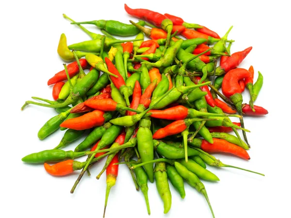 Rood en groen hete chili op witte achtergrond. — Stockfoto