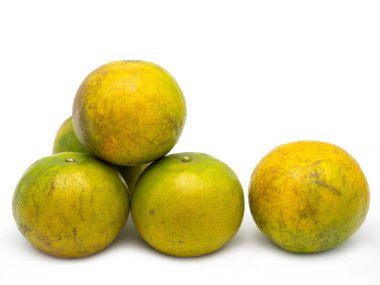 Ahşap zeminde taze portakal meyvesi. 