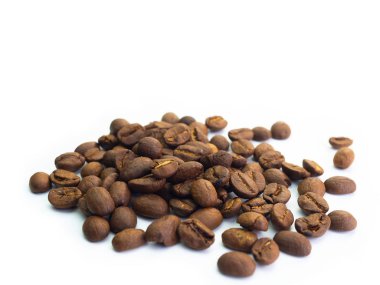 Beyaz arka planda izole kahve çekirdekleri.