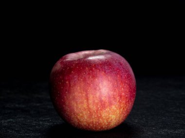 Siyah arkaplanda elma meyvesi.