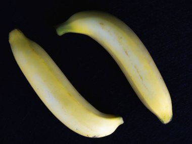 Siyah arkaplanda taze Cavendish Muzu. 