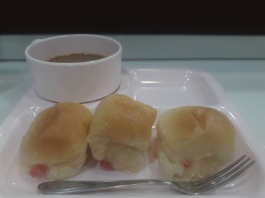 Sabah kahvesi, ahşap masa ve fırında..