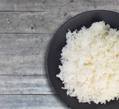 Jasmine beyaz kasede pilav pişirdi. (metin için boş alan ile))  