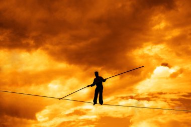 Equilibrist işadamı silüeti 