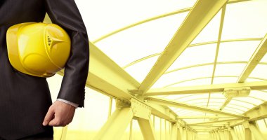 kask elinde tutan mühendisi 