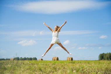 kadın sevinç için atlama