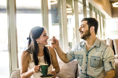 adam kız arkadaşına bir bisküvi besleme 