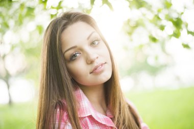 uzun kahverengi saçlı poz ile kadın