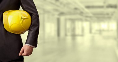 Mühendis adam kask ile ayakta