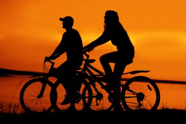 Bisiklet sportif çiftin siluetleri 