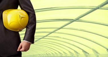 adam tutarak zor şapka