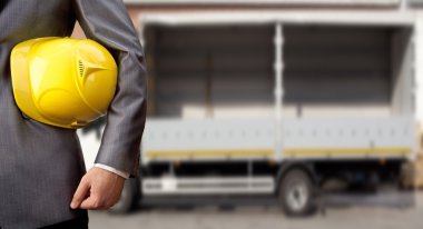 baret tutan takım elbiseli erkek