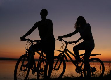 Genç çift Bisiklet silüeti