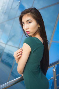 Japon Asyalı kız uzakta arıyorsunuz