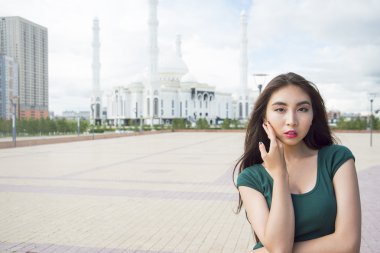 Genç Müslüman kadının poz  