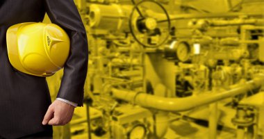 Petrol veya doğal gaz rafineri çalışan adam