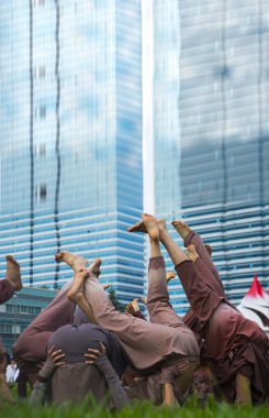 modern binalar gökdelenler arka plan karşı yalınayak bacaklar