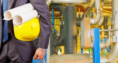  planları ve kask tutan mühendisi 