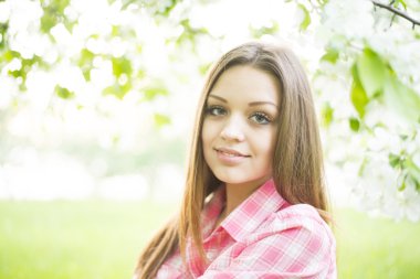 uzun kahverengi saçlı poz ile kadın