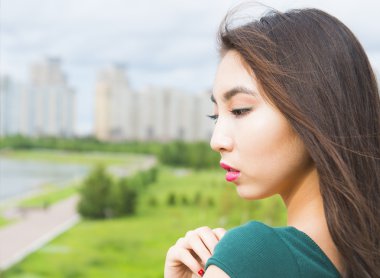  üzgün ciddi kadın düşünme