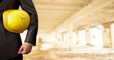 Mühendis adam kask ile ayakta