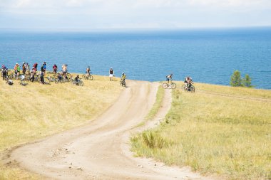bicyclists Baykal Gölü yukarıda tepede 