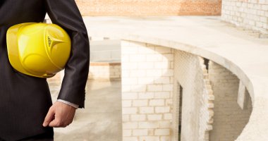 Mühendis adam kask ile ayakta