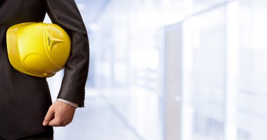 Mühendis adam kask ile ayakta