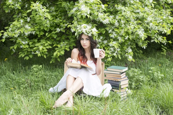 Açık kitap ile oturan kız — Stok fotoğraf