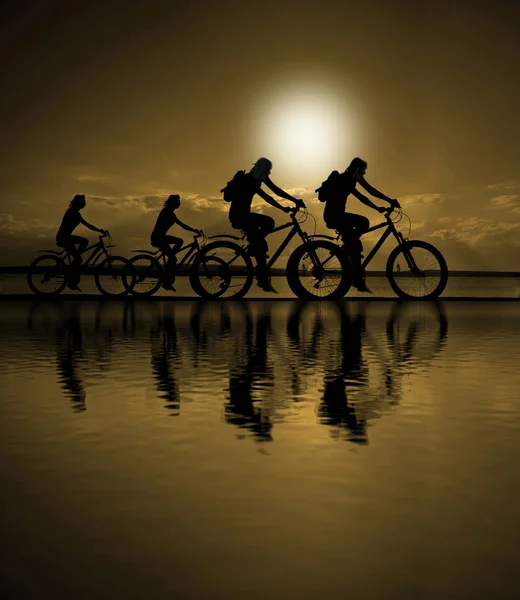 Sziluettjét meg a kerékpár — Stock Fotó