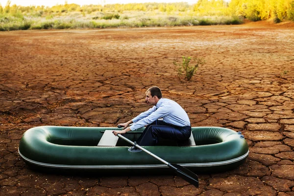 Homem Negócios Num Barco Solo Crack Deserto Símbolo Estagnação Crise — Fotografia de Stock