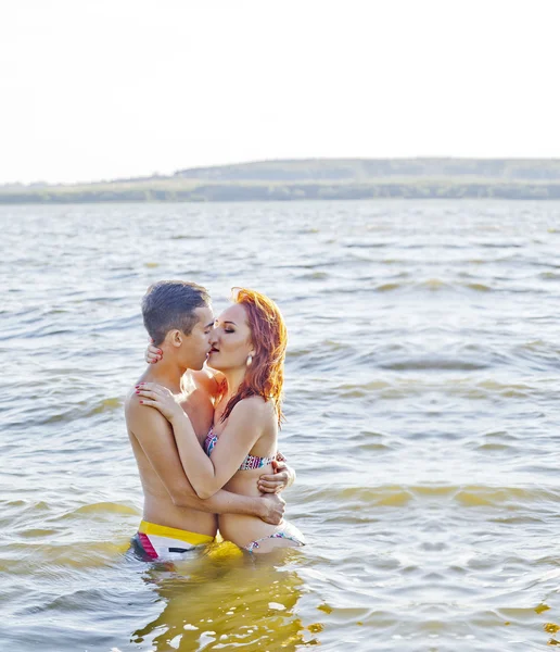 Retrato Casal Divertindo Mar Abraçando Beijando Água Morna Verão — Fotografia de Stock