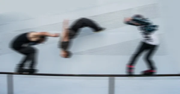 Patinadores montando la valla — Foto de Stock