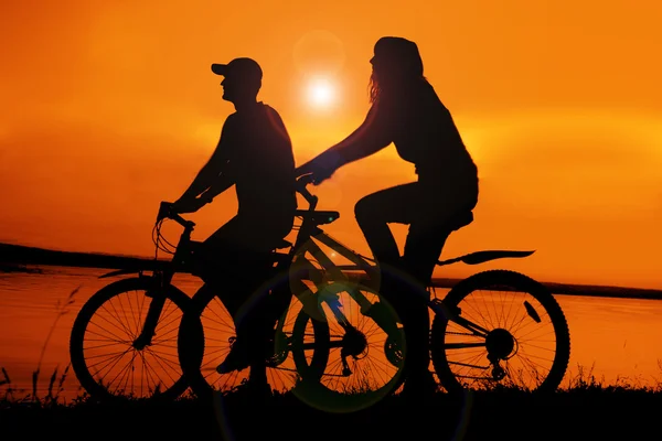 자전거에 발랄 한 커플의 실루엣 — 스톡 사진