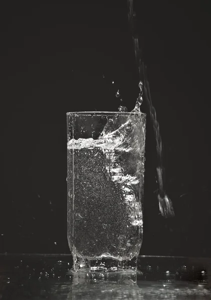 Derramando água fria — Fotografia de Stock