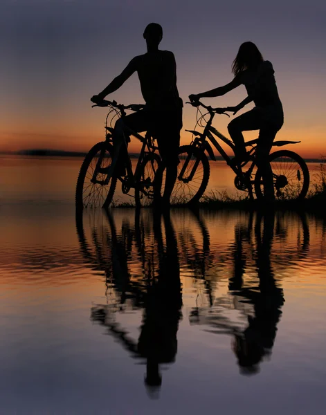 Σιλουέτα του νεαρό ζευγάρι στα ποδήλατα — Φωτογραφία Αρχείου